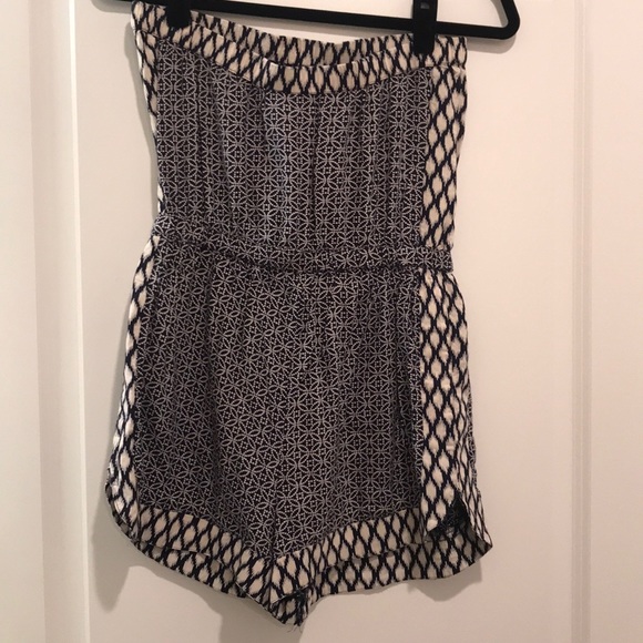 Sleeveless Romper - shorts - Picture 2 of 5